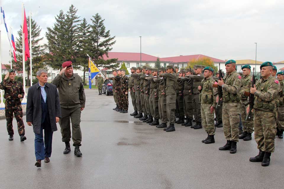 Romanian Prime Minister welcomed by COMEUFOR and honor guard