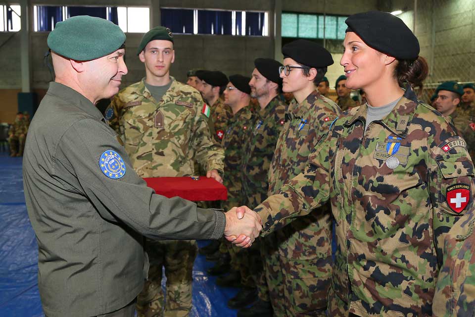 COM EUFOR presents medal to Pte Fercher