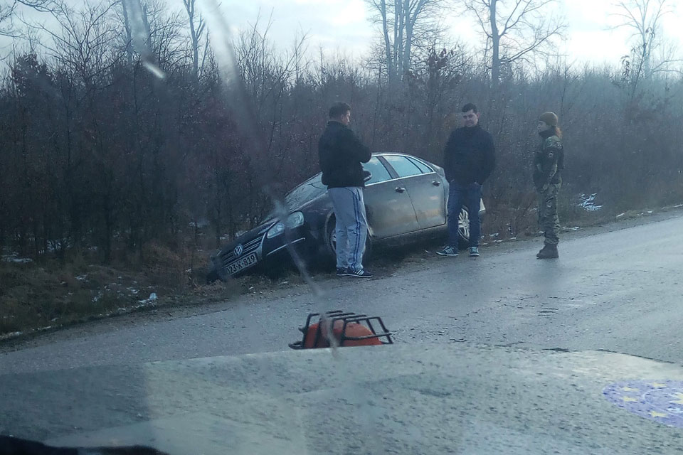 Multinational Battalion patrol helps stranded motorists – twice!